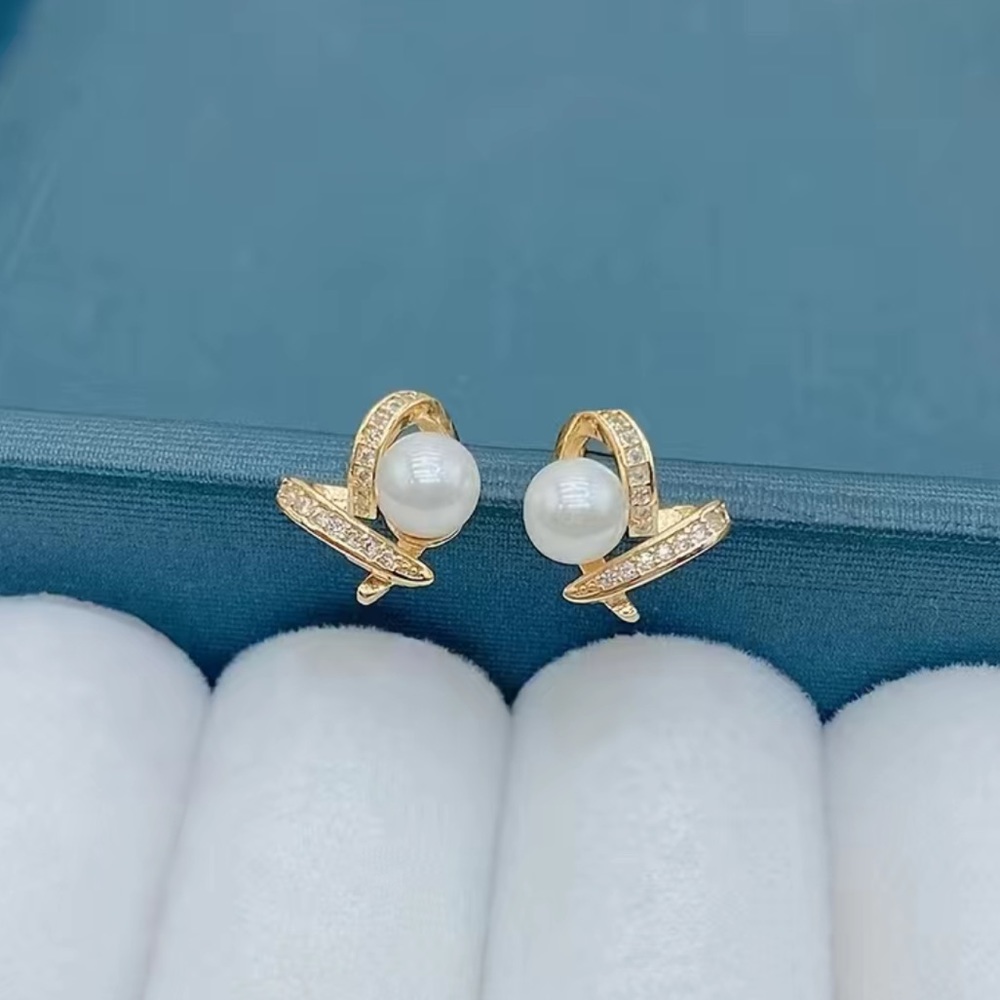 BRAND NEW Love Heart Faux Pearl Stud Earrings 1 pair